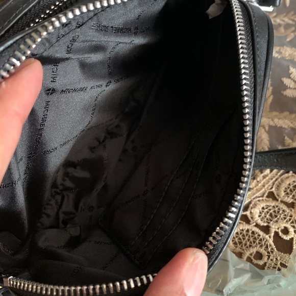 New MK Crossbody 🖤double zipper Peyton - Picture 5 of 8